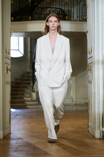 Look 19